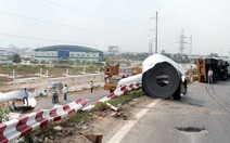 Thép bung xích rơi xuống đường làm lật xe đầu kéo