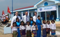 Tặng trường học cho xã biên giới