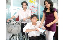 Xe lăn và xe đạp cho đôi bạn "cõng bạn đến trường"