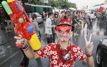 Áo đỏ tạm nghỉ ăn tết Songkran