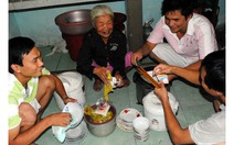 78 tuổi bán vé số tiếp sức học trò