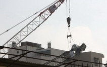 Cần cẩu ngã đập vào nhà dân