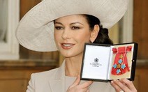 Catherine Zeta Jones nhận huân chương CBE