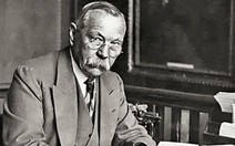 Xuất bản tiểu thuyết đầu tay của Conan Doyle