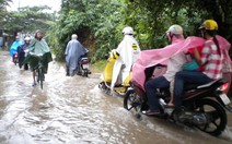 Thừa Thiên - Huế: Mưa lớn, đường biến thành sông