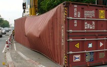 Thùng container văng giữa phố