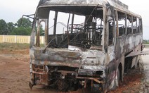 Ôtô khách cháy rụi sau khi tông xe máy