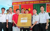 Quà tết muộn đến chiến sĩ nhà giàn