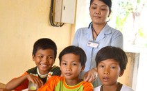 Ba đứa trẻ đi lạc