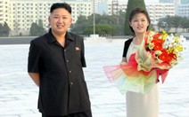 Vợ chồng Kim Jong Un viếng tượng cha và ông