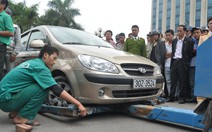 Ôtô gây tai nạn, hất người lên nắp capo