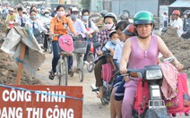 Phá cầu Chợ Gạo cũ: phụ huynh "tả tơi" đưa con đi học