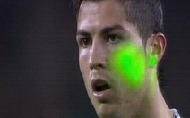 Ronaldo bị chiếu đèn laser trong trận El Clasico