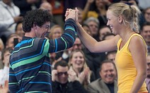 McIlroy và Wozniacki mặn nồng trên sân
