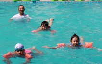 Khi trẻ học bơi miễn phí