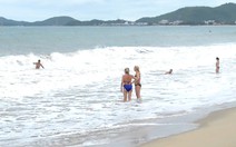 Nha Trang: sóng lớn, nhiều du khách nước ngoài vẫn tắm biển