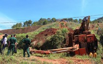 Xe múc lật, đè công nhân lái xe chết tại chỗ