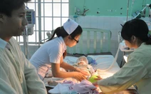 Đi nhà trẻ không phép, một bé gái nguy kịch