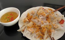 Đến Hội An, ngồi vỉa hè ăn hoành thánh, bánh bao, bánh vạc