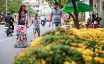 Du khách thích thú với tết Việt ở phố biển Nha Trang