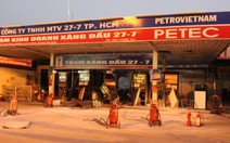 Nhân viên lẫn khách nháo nhào vì cây xăng phát nổ
