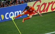 "Diễn viên đóng thế" Huntelaar cứu Van Persie