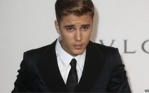 Ném trứng nhà hàng xóm, Justin Bieber bị quản thúc 2 năm