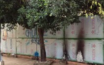 Một người đàn ông chết trong tư thế treo cổ trên cây