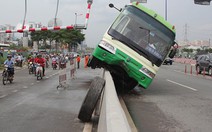 Xe buýt leo tuốt lên lươn chân cầu Sài Gòn