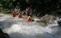 Huy động gần 60 người tìm nạn nhân bị lũ cuốn