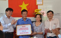 Trao tiền hỗ trợ gia đình chiến sĩ Trường Sa
