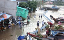 Người Sài Gòn khổ cực chống chọi với triều cường
