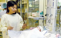 Bé sơ sinh văng ra đường "có sức sống mãnh liệt"