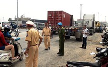 Té vì vấp ổ gà, xe container cán tử vong