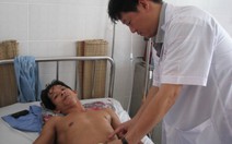 Đặt ống bơm hơi vào hậu môn đùa giỡn, hai người vỡ trực tràng