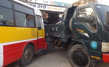 Xe tải húc xe buýt lao vào nhà dân