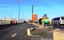 Xe container đâm dải phân cách, cầu Sài Gòn kẹt cứng