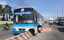 Xe buýt “đại náo” xa lộ, hàng chục người thót tim