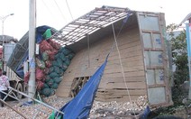 ​Dừng đèn đỏ bị trôi xe, đâm vào nhà dân