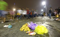 Những bước chân đón năm mới 2015 trên đường... rác