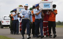 Máy bay AirAsia bay cao bất thường là do... gió