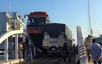 Không nhường đường, xe khách Phương Trang leo lan can cầu