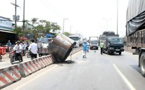 Cuộn thép gần 20 tấn rơi, người đi đường hú vía