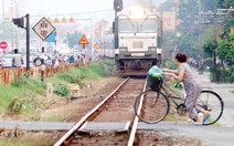Tàu lửa bóp còi vẫn "hiên ngang" băng qua