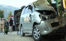 Ôtô 7 chỗ đâm lật nghiêng xe tải đang đậu, 3 người tử vong