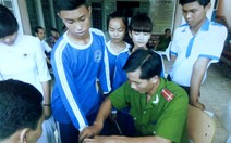 Công an đến trường làm CMND cho thí sinh