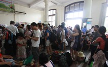 Ga Hải Phòng "cháy" vé; Khách chật vật rời đảo Lý Sơn