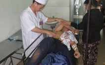 Côn đồ chém trọng thương học sinh ngay cổng trường