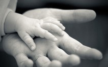 Mẹ nắm tay con được không?