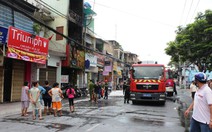 Cháy mặt tiền quán cà phê, nhân viên chạy thoát thân